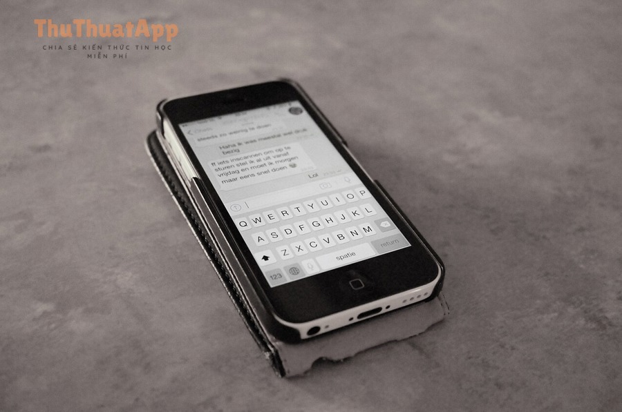 1280px Messaging on smartphone 22389367255