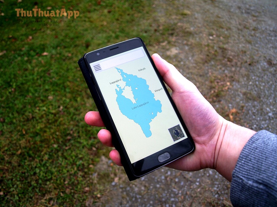 Cách gửi vị trí (location) qua Messenger: Hướng dẫn chi tiết trên iPhone & Android, kèm mẹo tránh lộ thông tin 4 Điện thoại hiển thị bản đồ - thao tác gửi vị trí qua Messenger trên smartphone