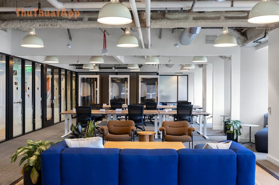 Hướng dẫn dùng Commute (Đi làm) trên Google Maps cho dân văn phòng 3 Điện thoại hiển thị bản đồ minh họa sự khác nhau giữa Commute và chỉ đường