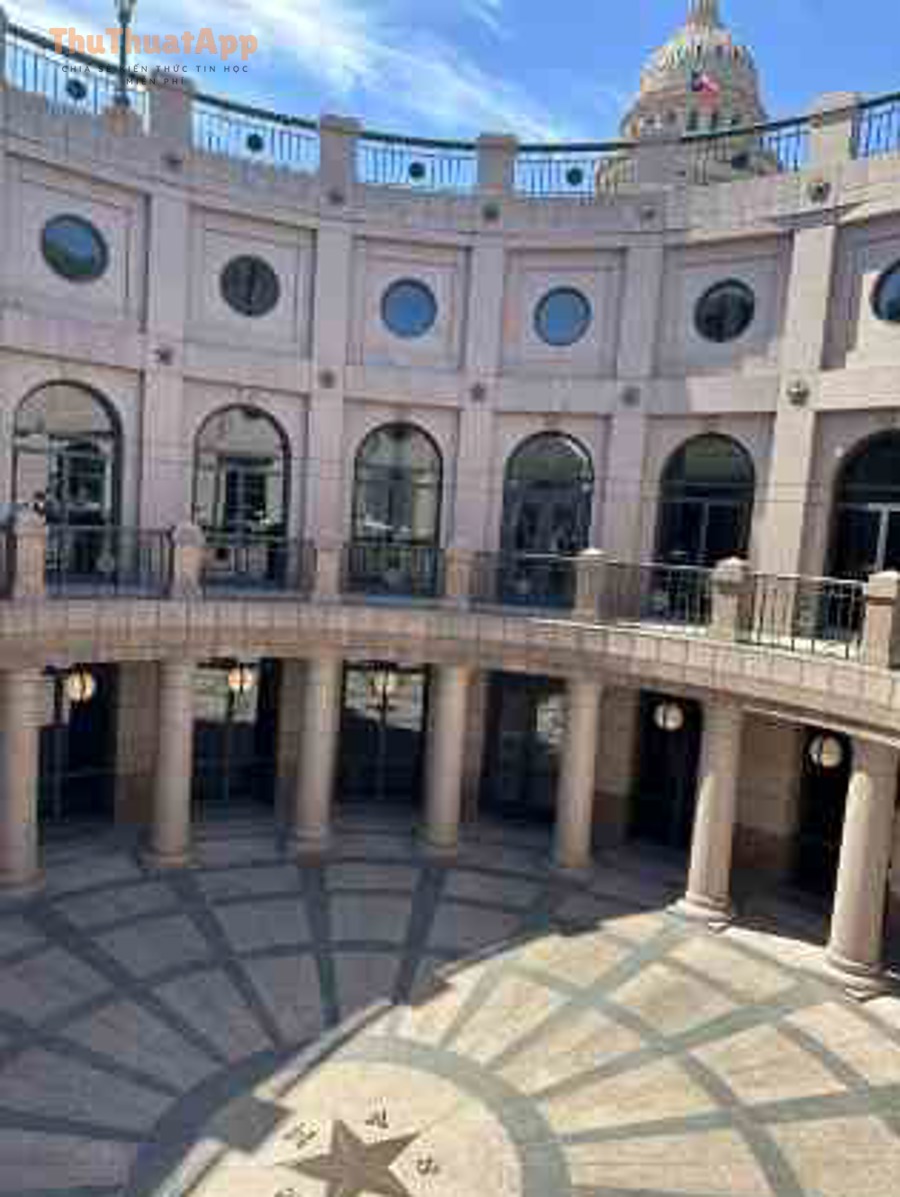 Laptop minh họa thao tác xem bản đồ trên PC