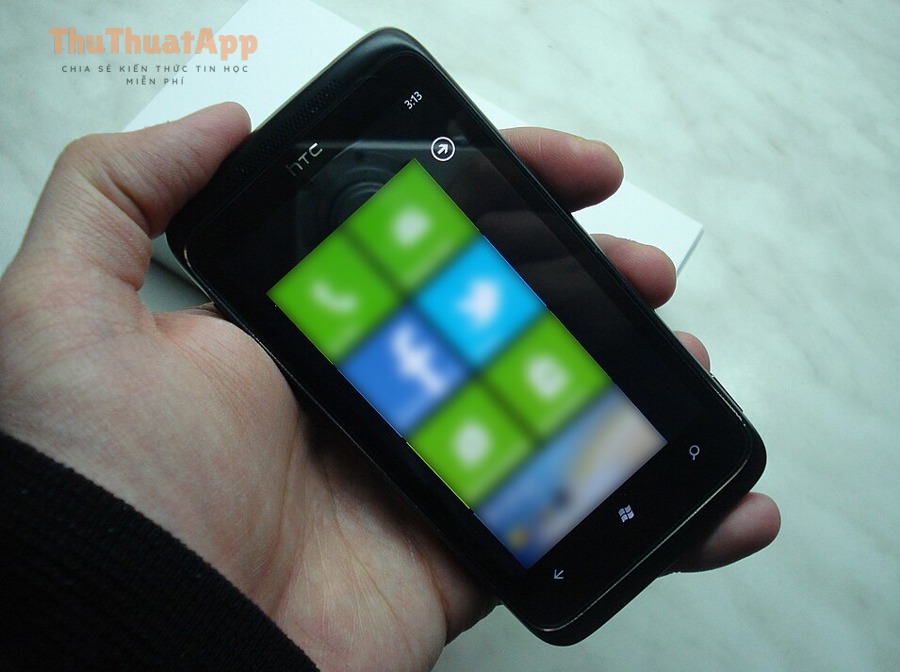 Điện thoại thông minh minh họa thao tác trên Facebook