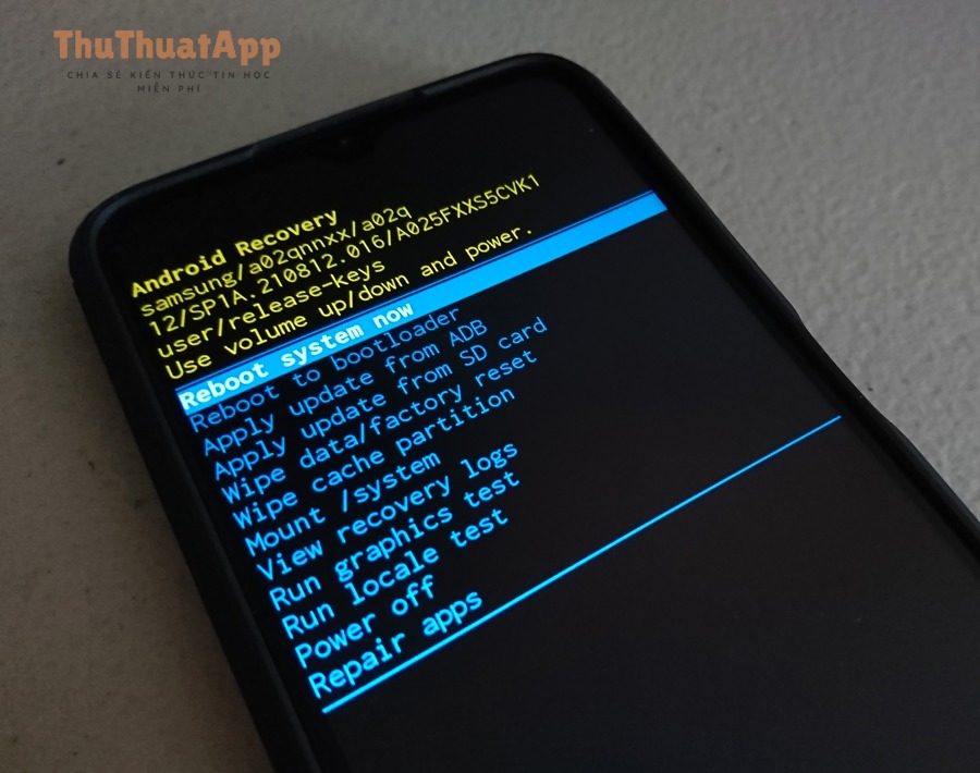 Ví dụ menu Android Recovery với các lựa chọn như Reboot system now và Wipe cache partition