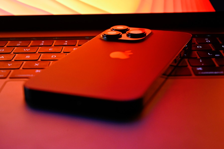 iPhone và MacBook (minh họa khôi phục từ máy tính)