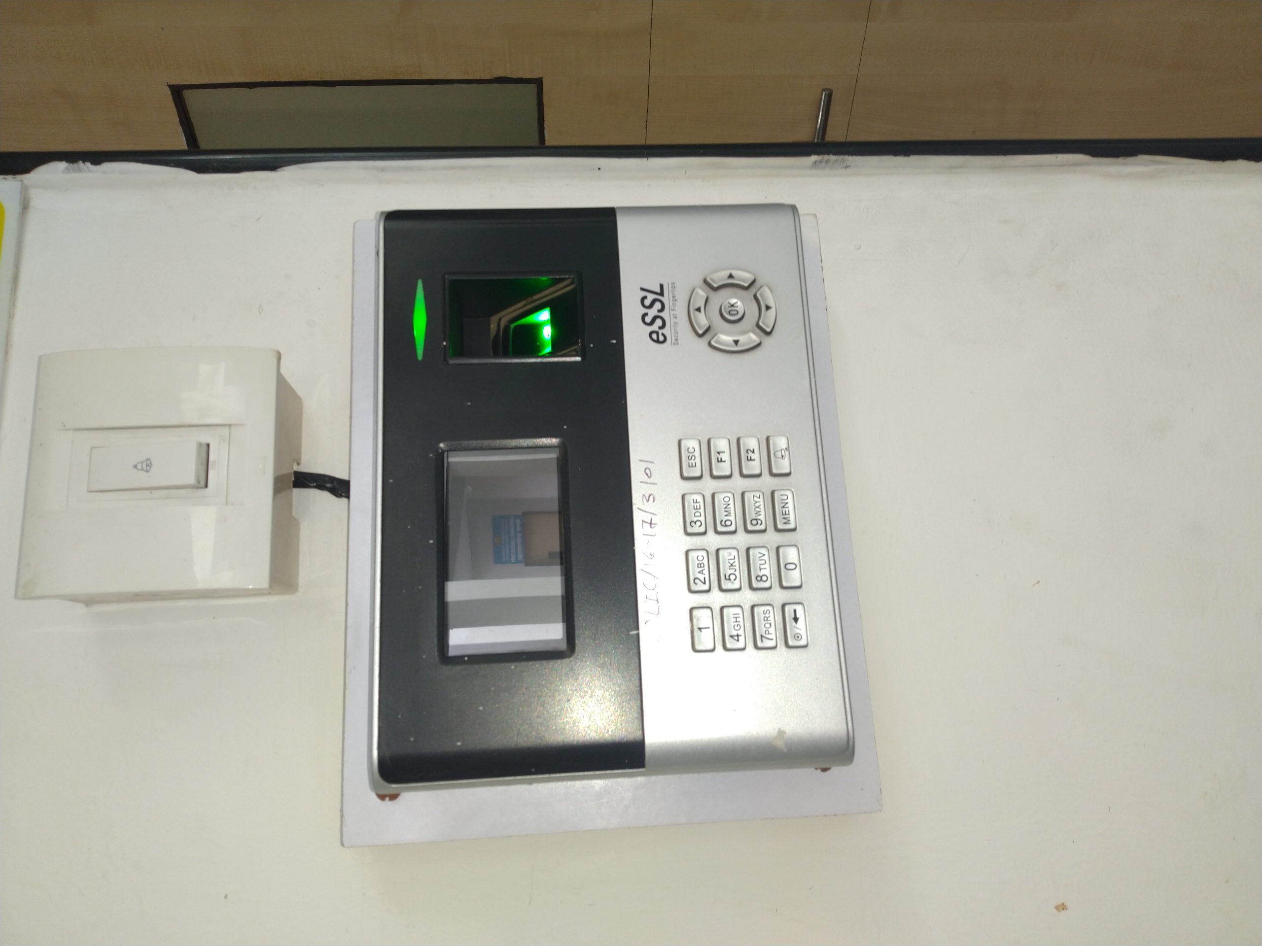 Thiết bị quét vân tay minh họa xác thực sinh trắc học