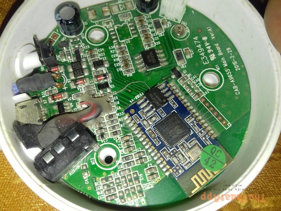 Bên trong một loa Bluetooth minh họa phần cứng
