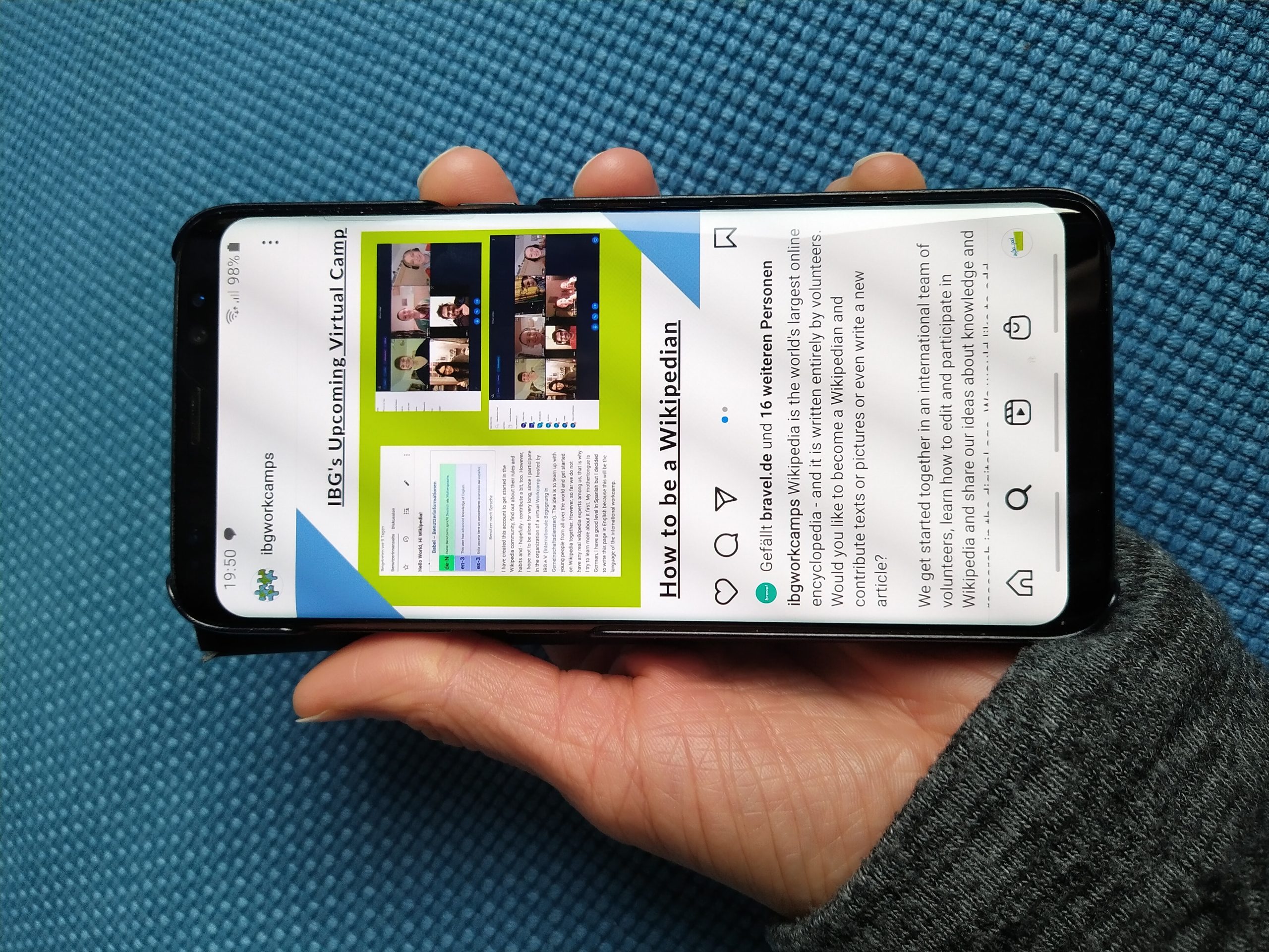 Cầm điện thoại và thao tác tải video