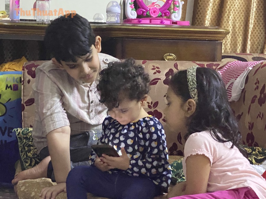 Cách bật chế độ gia đình (Family Pairing) trên TikTok: Hướng dẫn chi tiết cho phụ huynh 2 Trẻ em sử dụng điện thoại - minh họa nhu cầu quản lý an toàn trên TikTok
