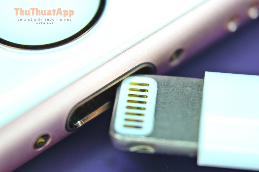 Hướng dẫn tối ưu sạc pin iPhone cho người mới: bật/tắt chuẩn 7 Đầu nối Lightning cắm vào iPhone