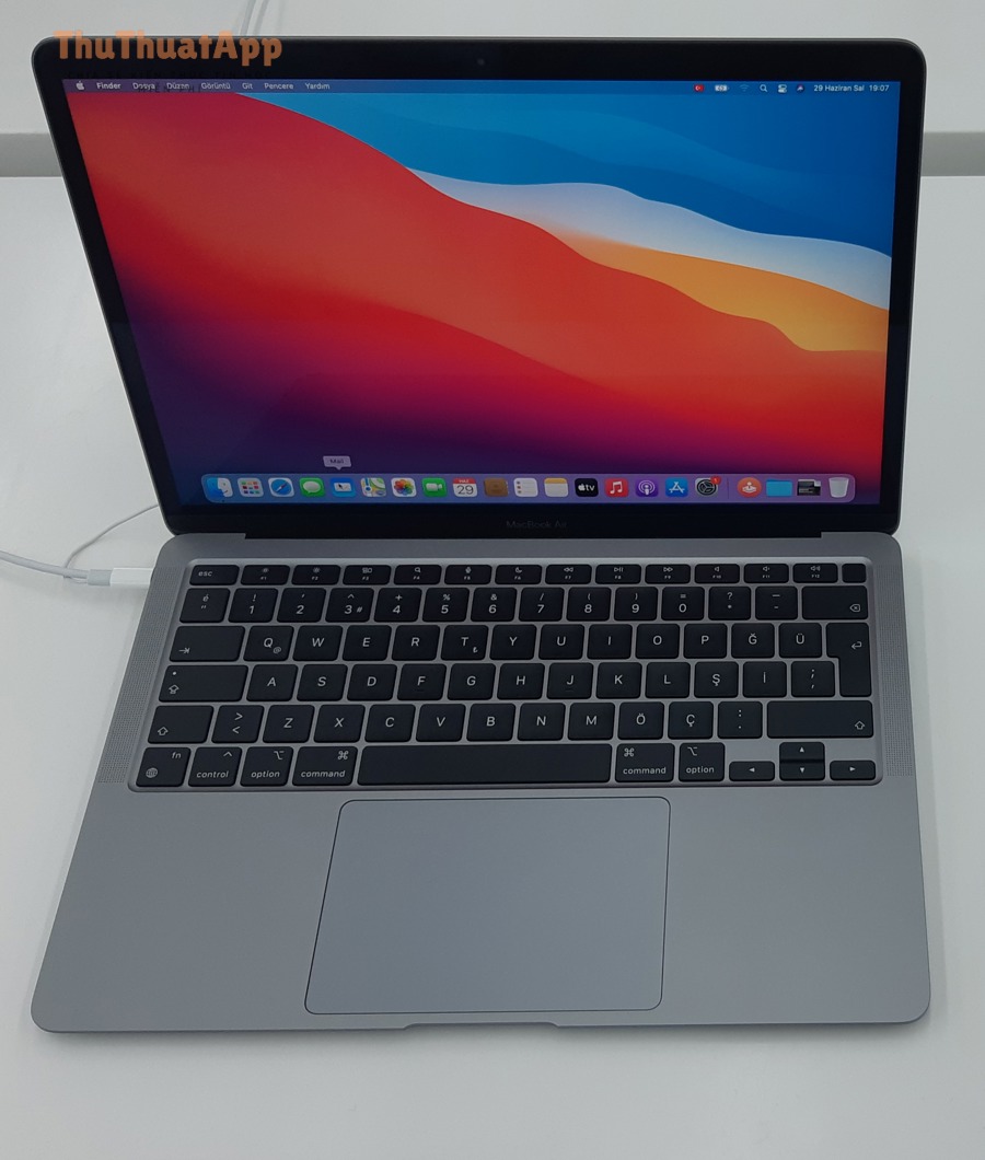Sửa lỗi AirDrop không nhận trên iPhone: nhận/gửi nhanh, ổn định 7 MacBook minh họa AirDrop giữa iPhone và Mac