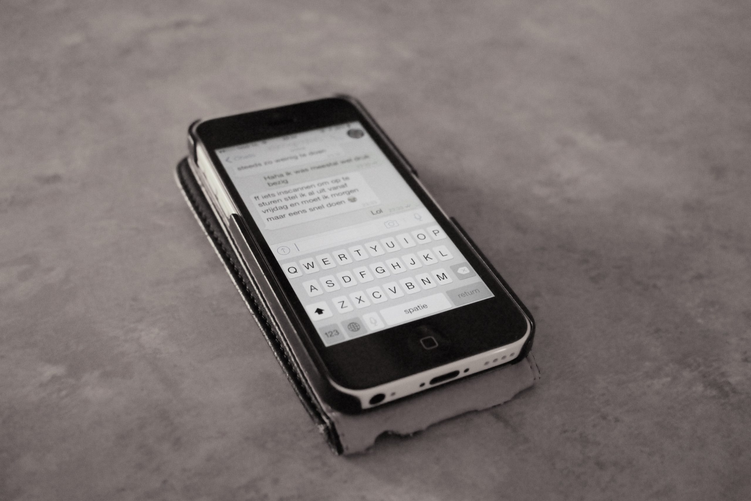 Ảnh minh họa thao tác nhắn tin trên smartphone