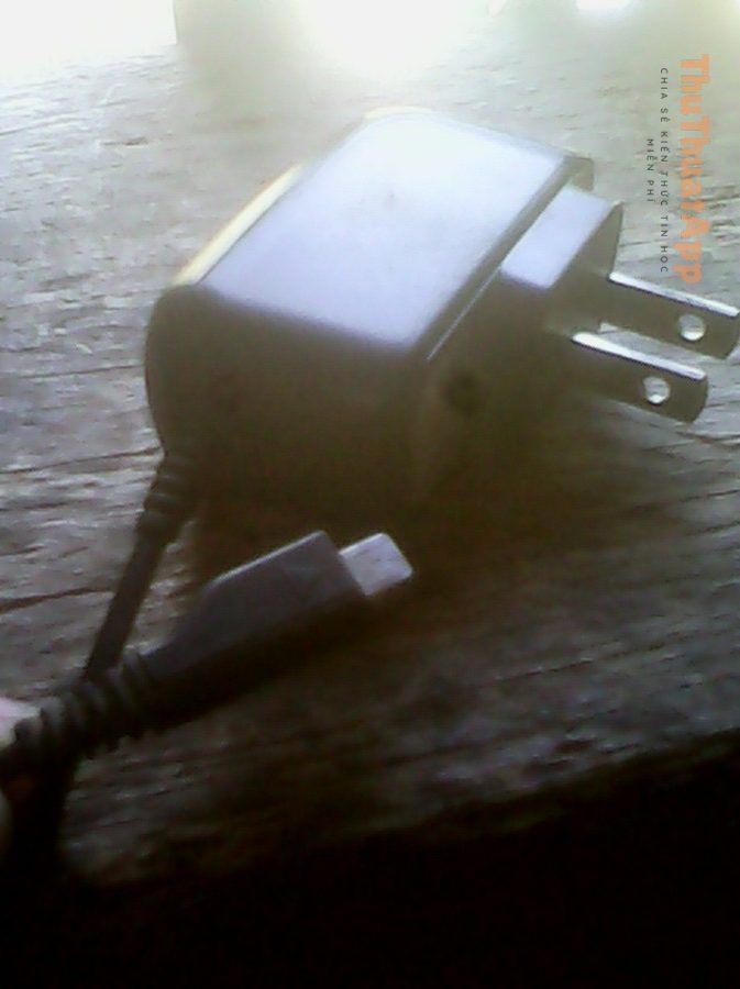 Củ sạc USB minh họa kiểm tra phụ kiện sạc khi nghi ngờ pin chai