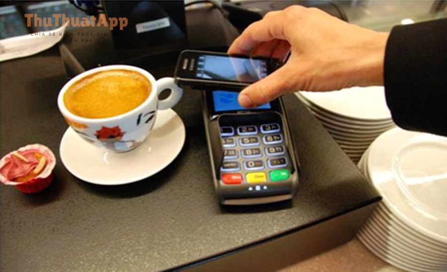 Minh họa thanh toán chạm bằng điện thoại tại máy POS