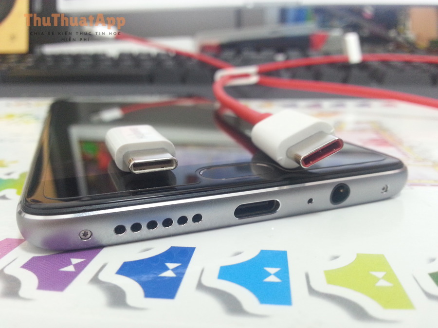 Cổng USB-C trên điện thoại và cáp kết nối