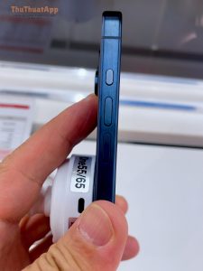 Side buttons of iPhone 15 Pro 1