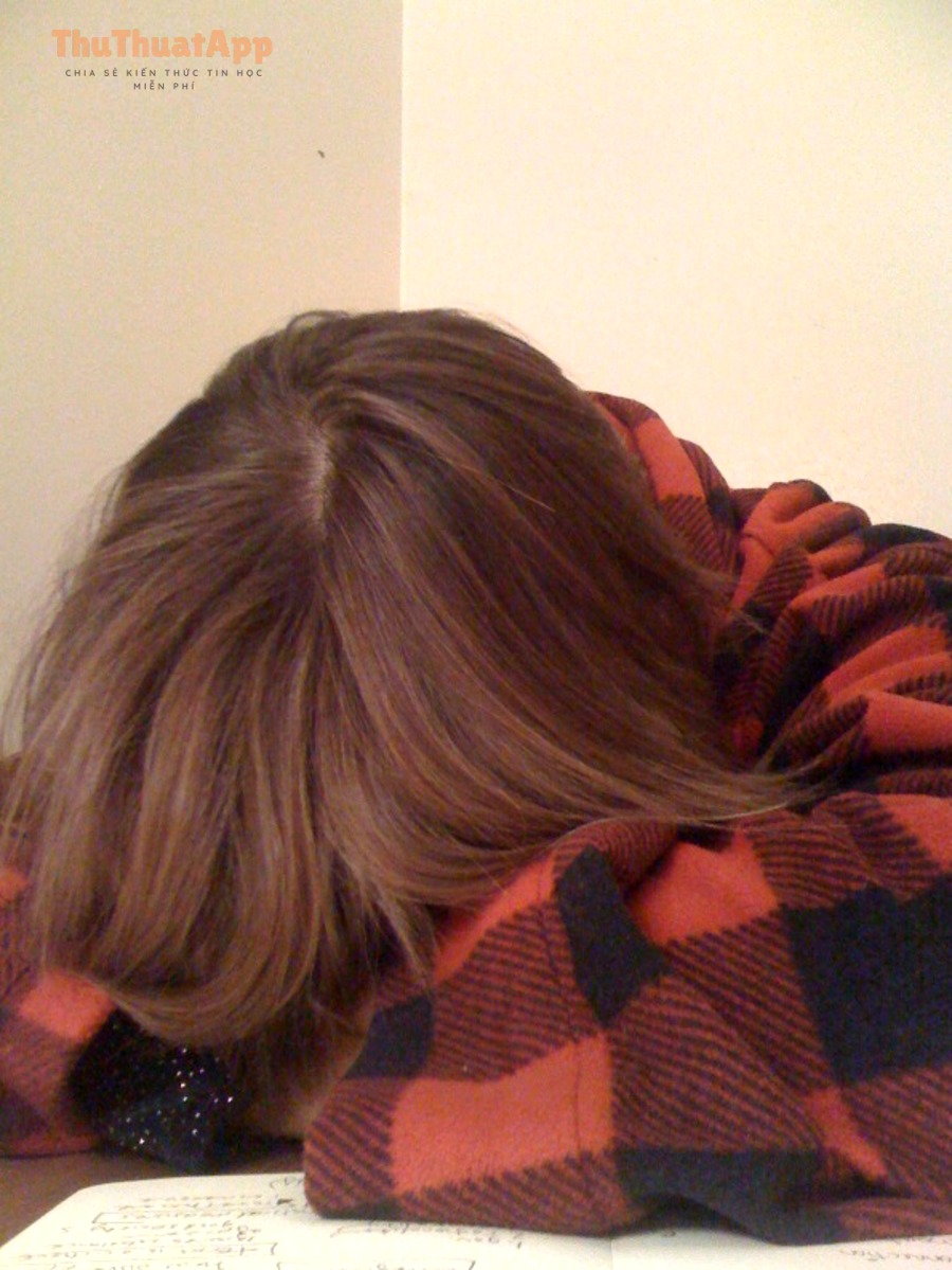 Hẹn giờ tắt nhạc khi ngủ iPhone cho người mới, không cần app 3 Sleeping person with long hair