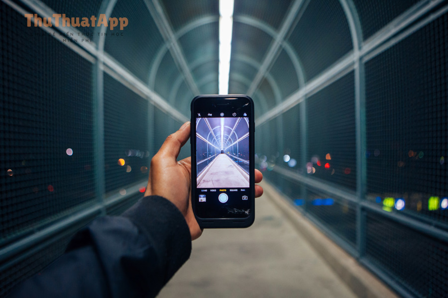 Cách lên lịch không làm phiền theo giờ trên Android: Cài một lần, yên tĩnh đúng lúc 3 Điện thoại được cầm và chụp ảnh ban đêm - minh hoạ bối cảnh sử dụng điện thoại buổi tối