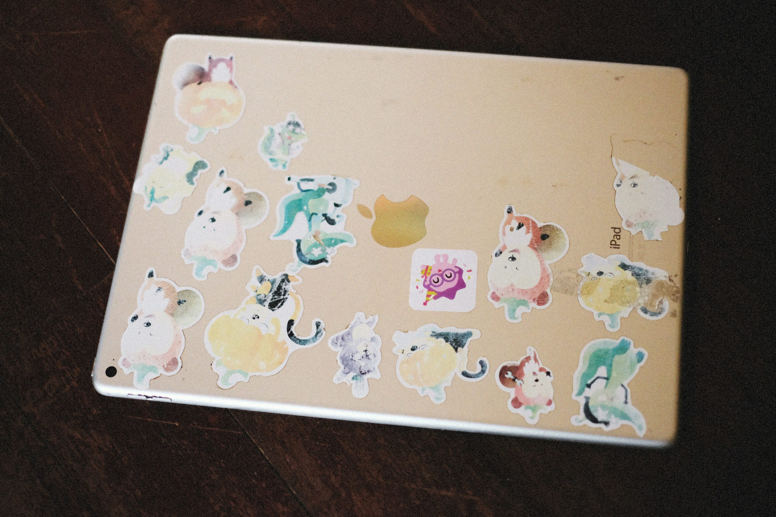 Hình minh họa laptop có nhiều sticker, gợi ý xây dựng bộ sticker đồng bộ