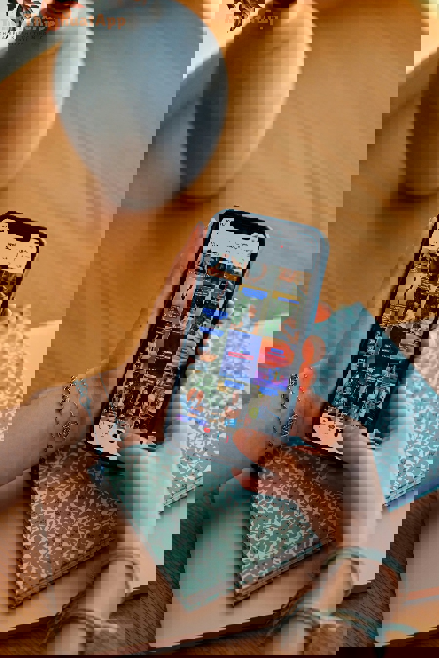 Minh họa xem video ngắn trên điện thoại - tắt autoplay giúp lướt mượt hơn