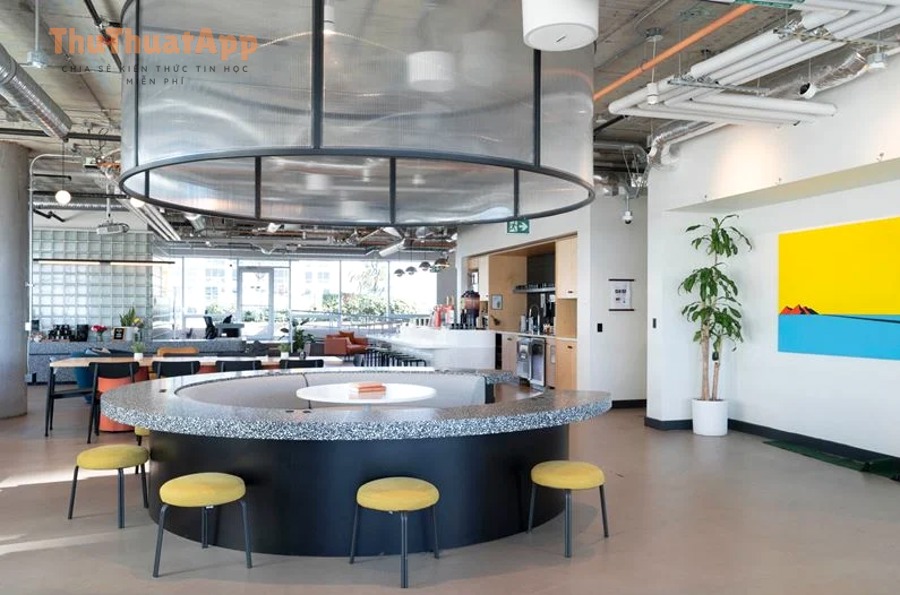 Ảnh minh họa điện thoại đang mở ứng dụng bản đồ và điều hướng