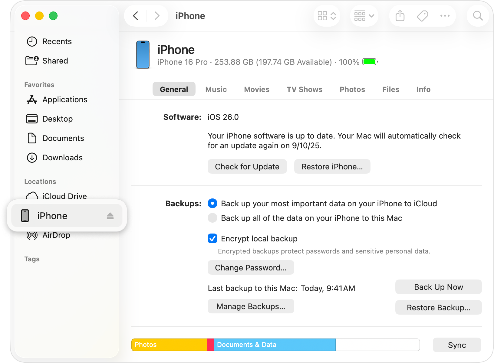 Finder hiển thị iPhone trong mục Locations
