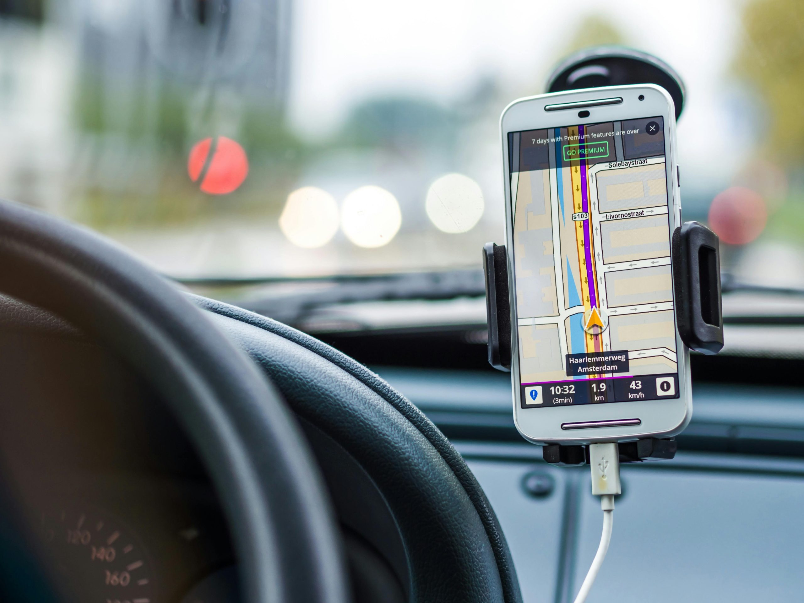 Cách đổi giọng dẫn đường Google Maps: Hướng dẫn chi tiết trên Android & iPhone (kèm mẹo xử lý lỗi) 4 Điều hướng bằng điện thoại trong xe hơi