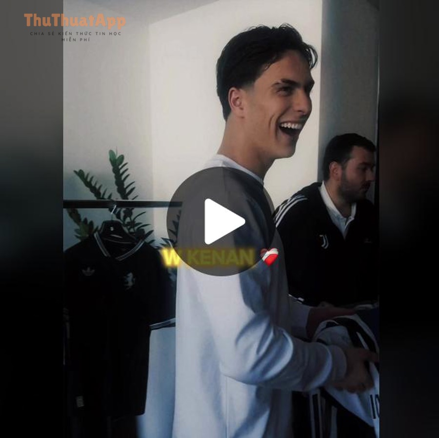 Cách repost (đăng lại) story Instagram có gắn thẻ cho người mới 3 Cận cảnh điện thoại đang sử dụng ứng dụng, minh họa thao tác kiểm tra cài đặt