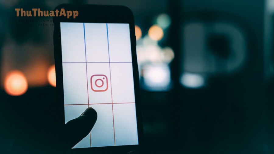 Biểu tượng Instagram trên điện thoại trong môi trường tối