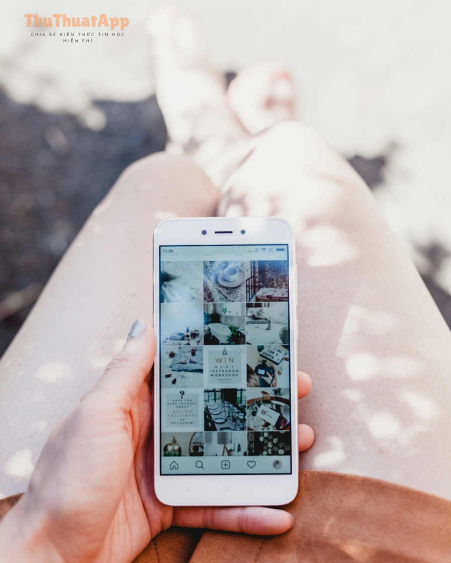Ảnh minh hoạ lưới Instagram trên điện thoại