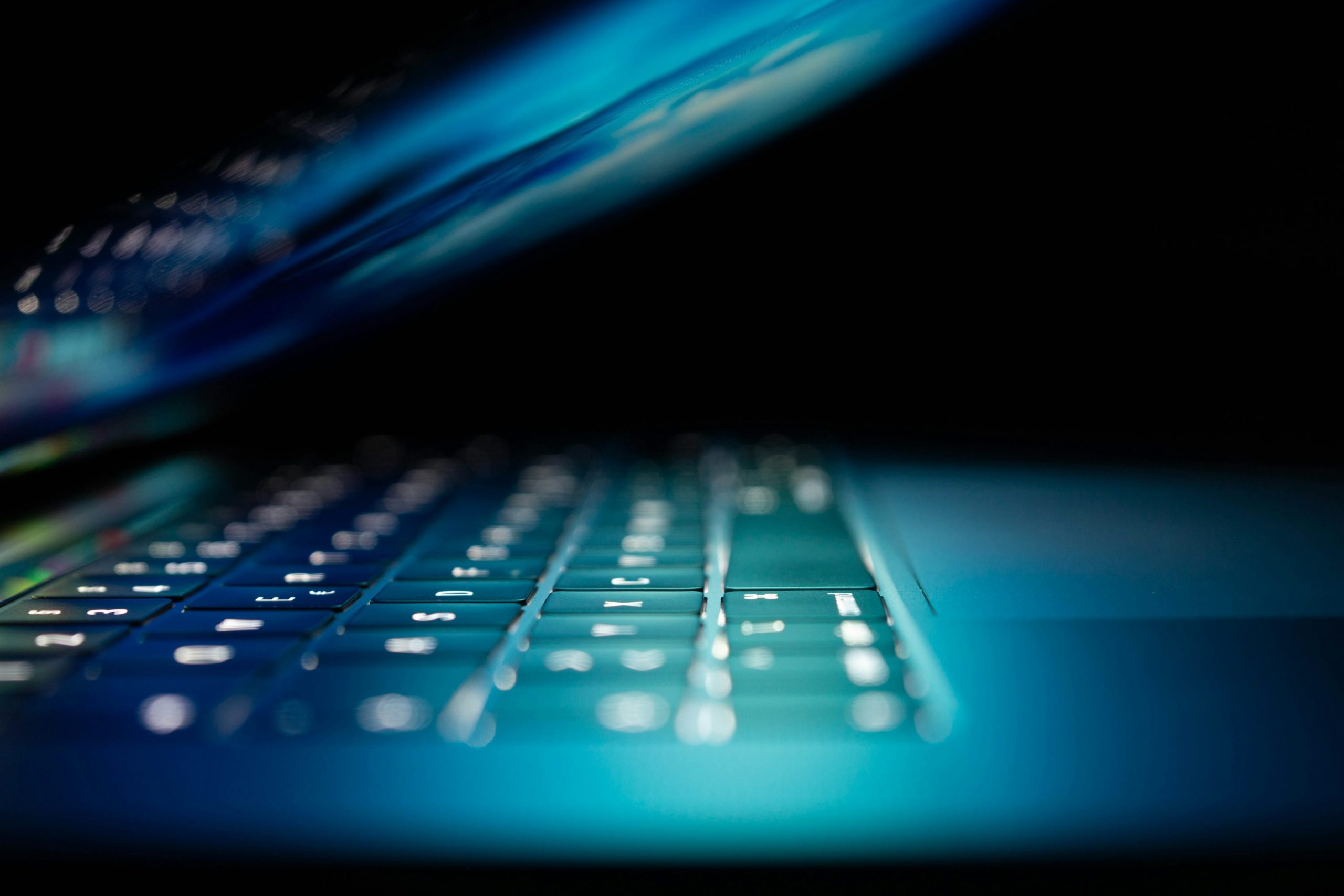 Bàn phím laptop - minh hoạ môi trường làm việc cần bảo mật tài khoản
