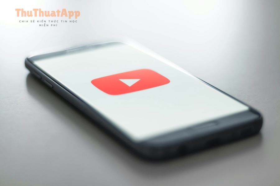 Biểu tượng YouTube trên điện thoại, minh họa điểm chạm của người xem với tiêu đề