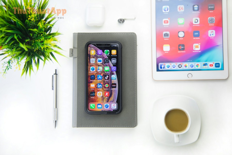 Thiết bị và điện thoại trên bàn làm việc
