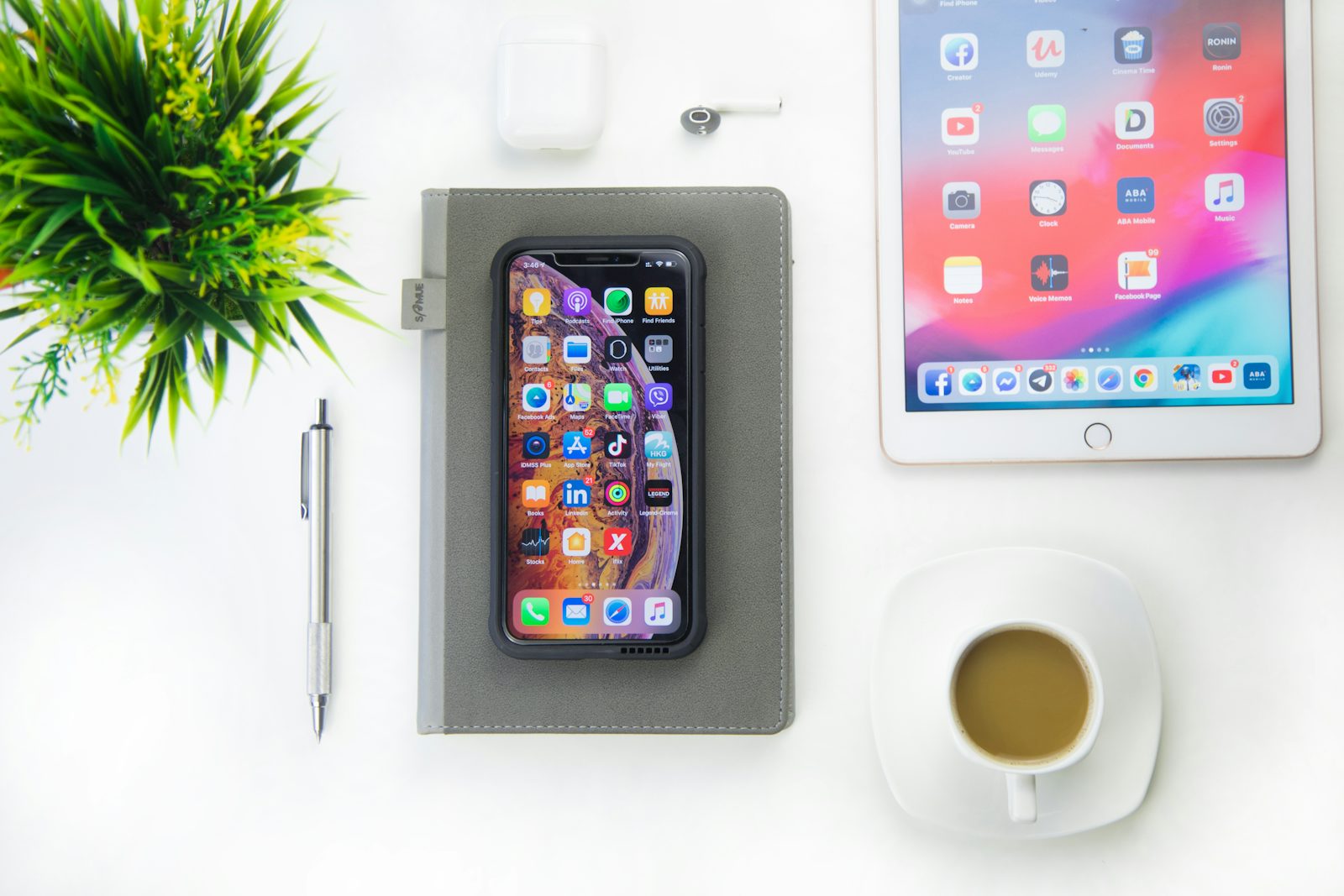 Không gian làm việc với điện thoại và iPad - lập kế hoạch nội dung TikTok để tăng view tự nhiên