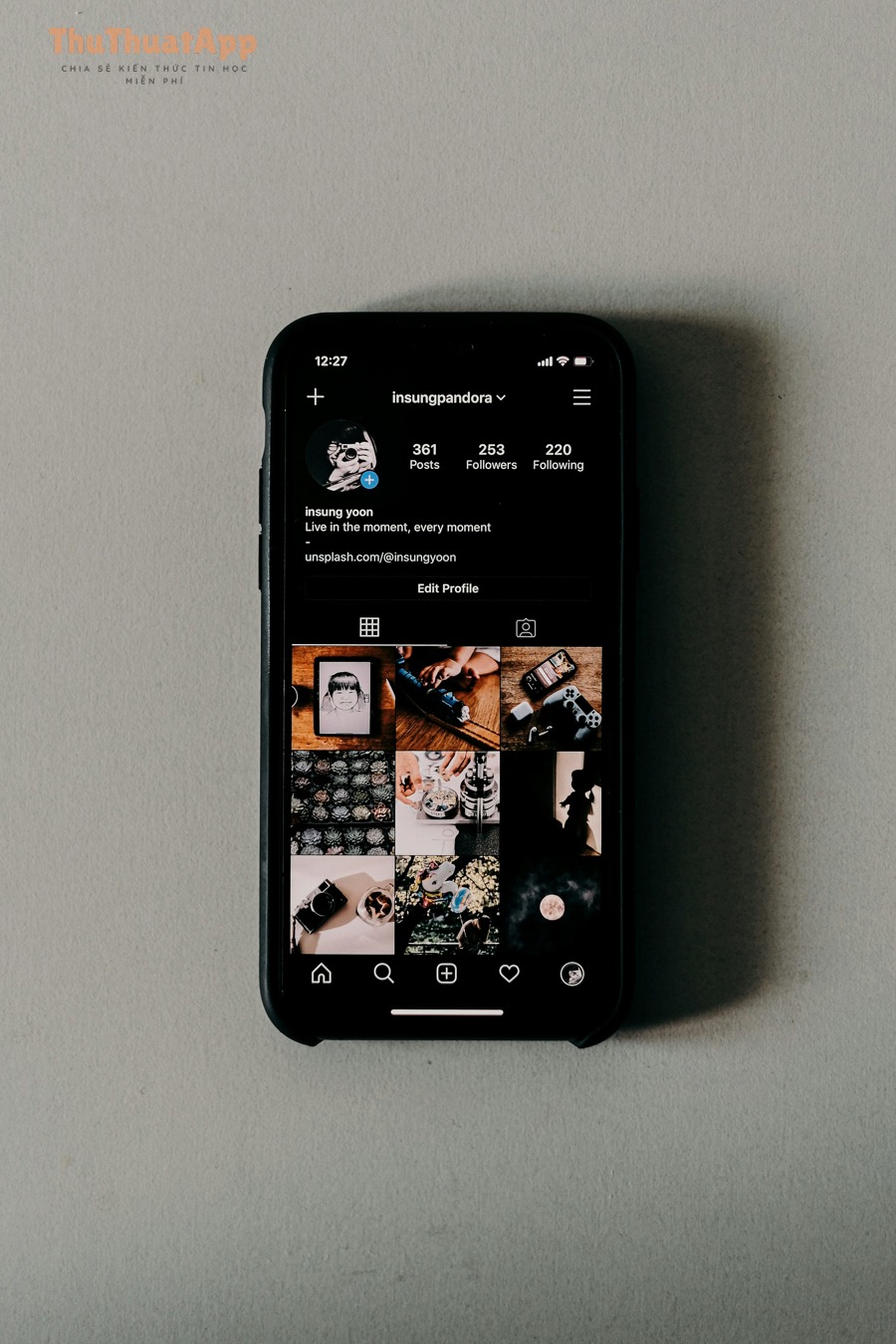 Cách bật chế độ tối (Dark Mode) trên Android: Hướng dẫn nhanh cho mọi dòng máy 4 Điện thoại hiển thị giao diện tối, minh họa cảm giác đọc dễ chịu