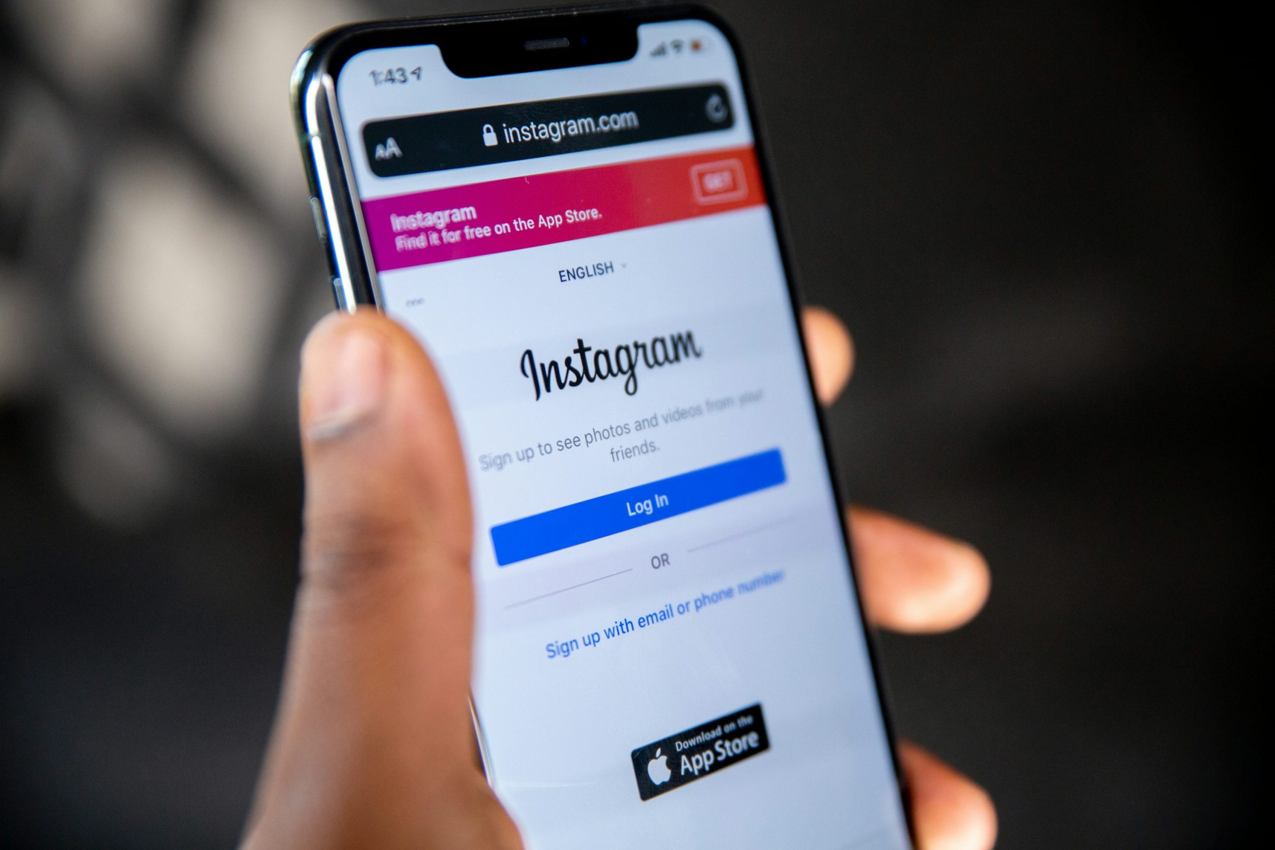 Trang đăng nhập Instagram trên màn hình điện thoại