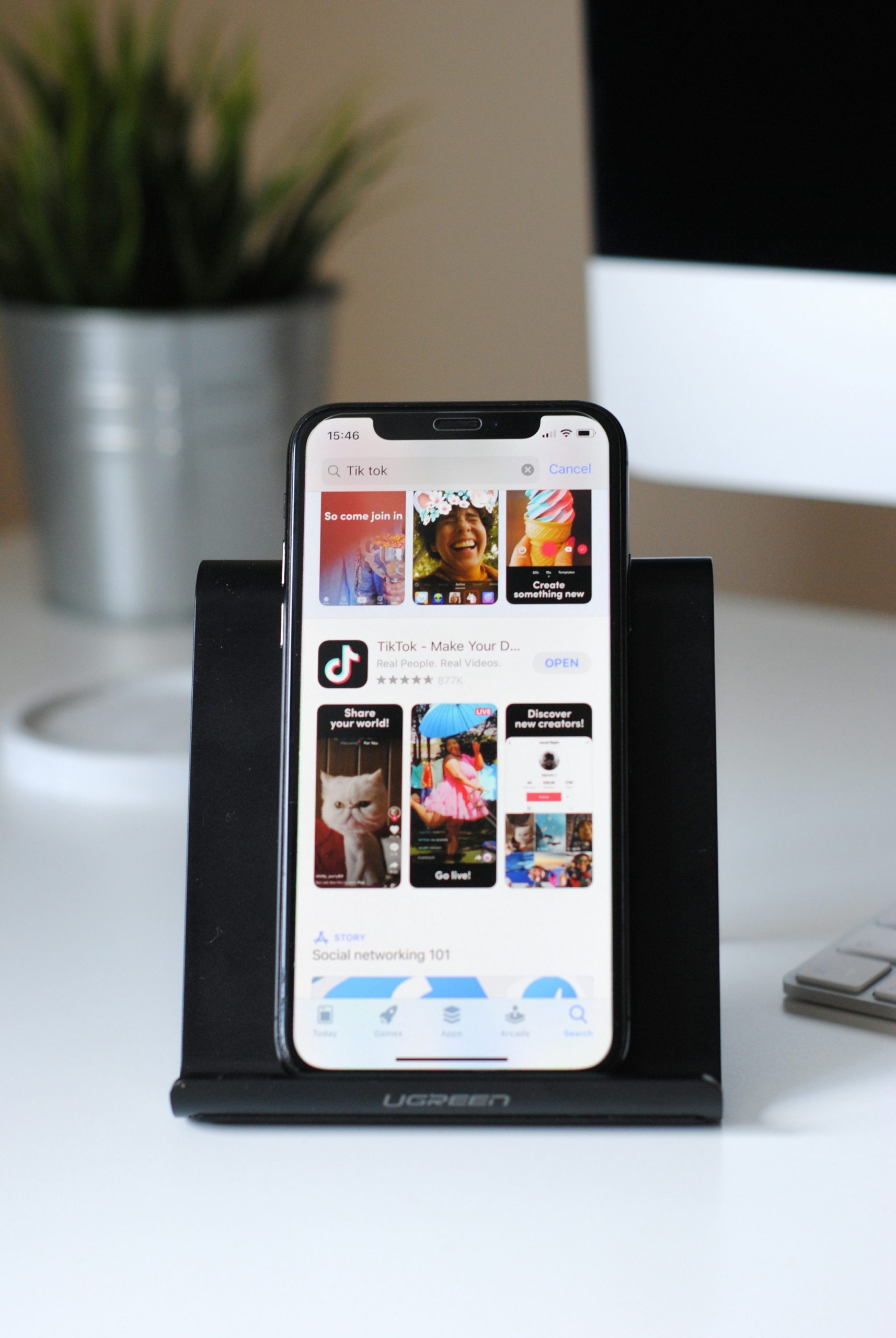 Cách bật tắt lịch sử xem TikTok: Hướng dẫn chi tiết, dễ làm trên iPhone & Android 3 Điện thoại hiển thị TikTok trên App Store