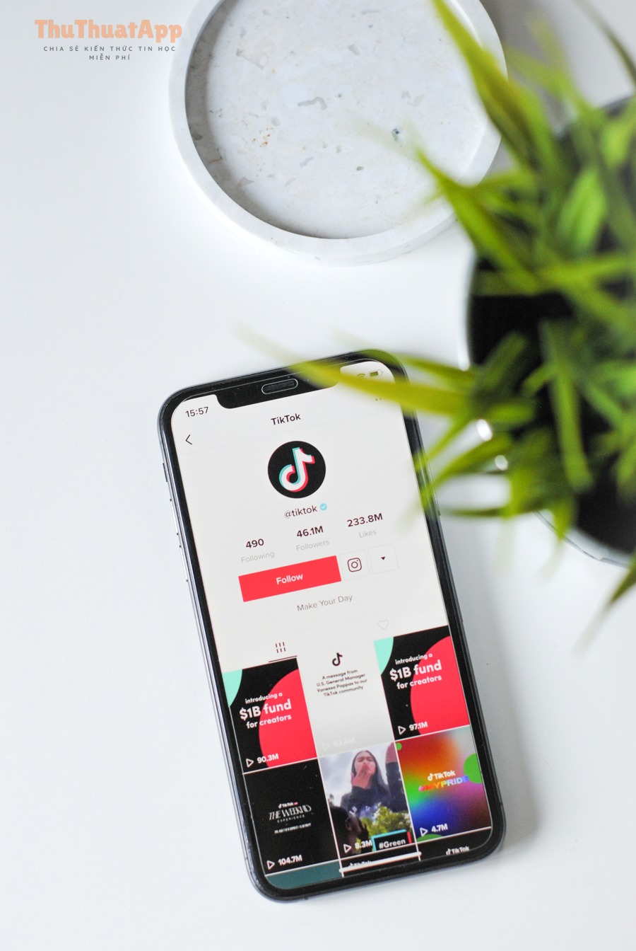 Hướng dẫn đổi grid Instagram đẹp, tránh rối cho người bán hàng 5 Điện thoại đặt trên bàn làm việc tối giản