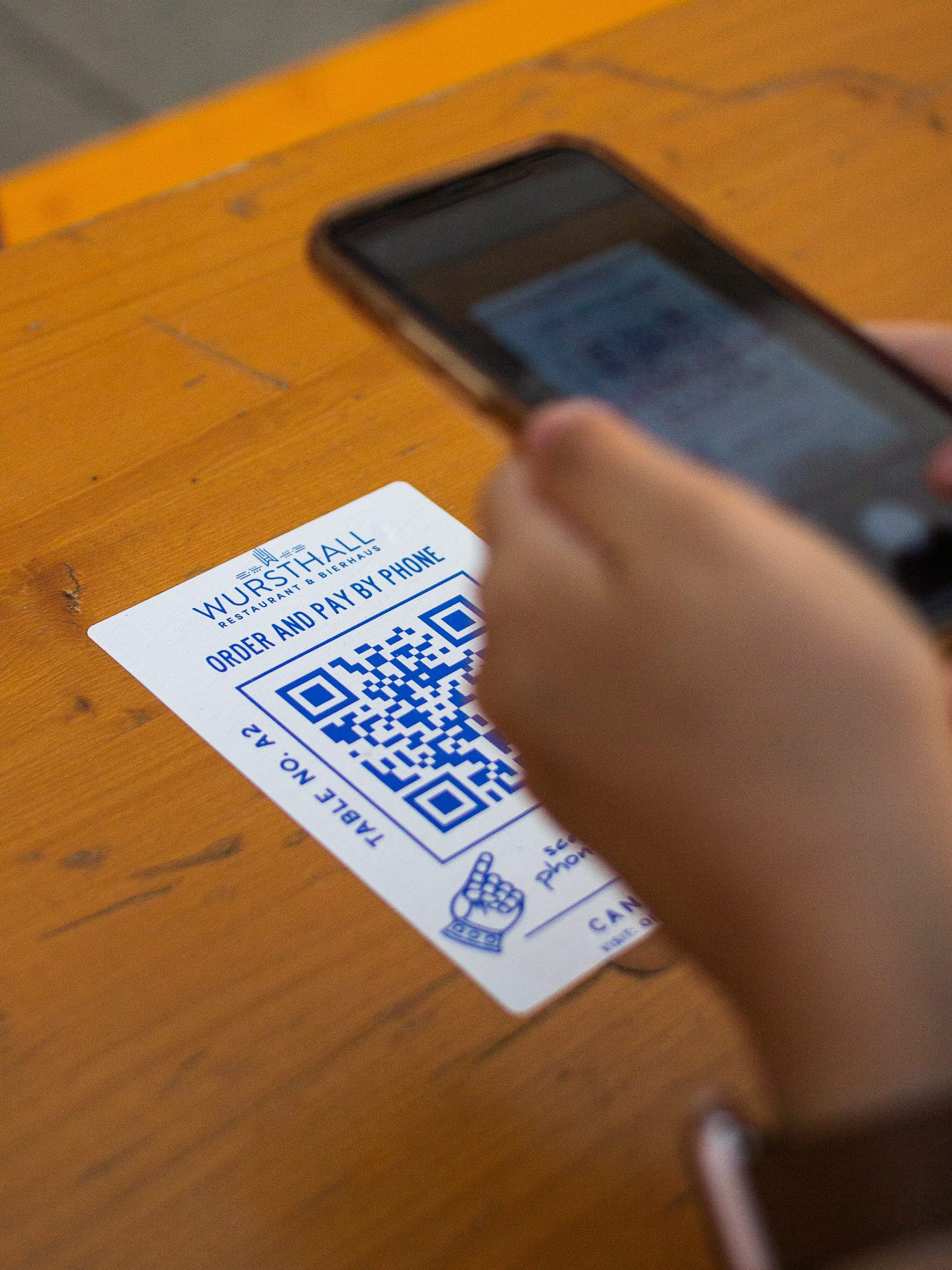 Cách quét QR thanh toán ZaloPay: Hướng dẫn chi tiết từ A–Z cho người mới 3 Người dùng quét mã QR để thanh toán tại bàn
