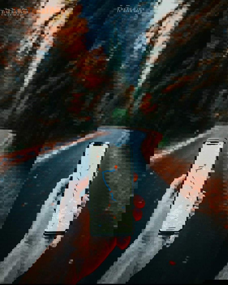 Điện thoại hiển thị bản đồ và tuyến đường