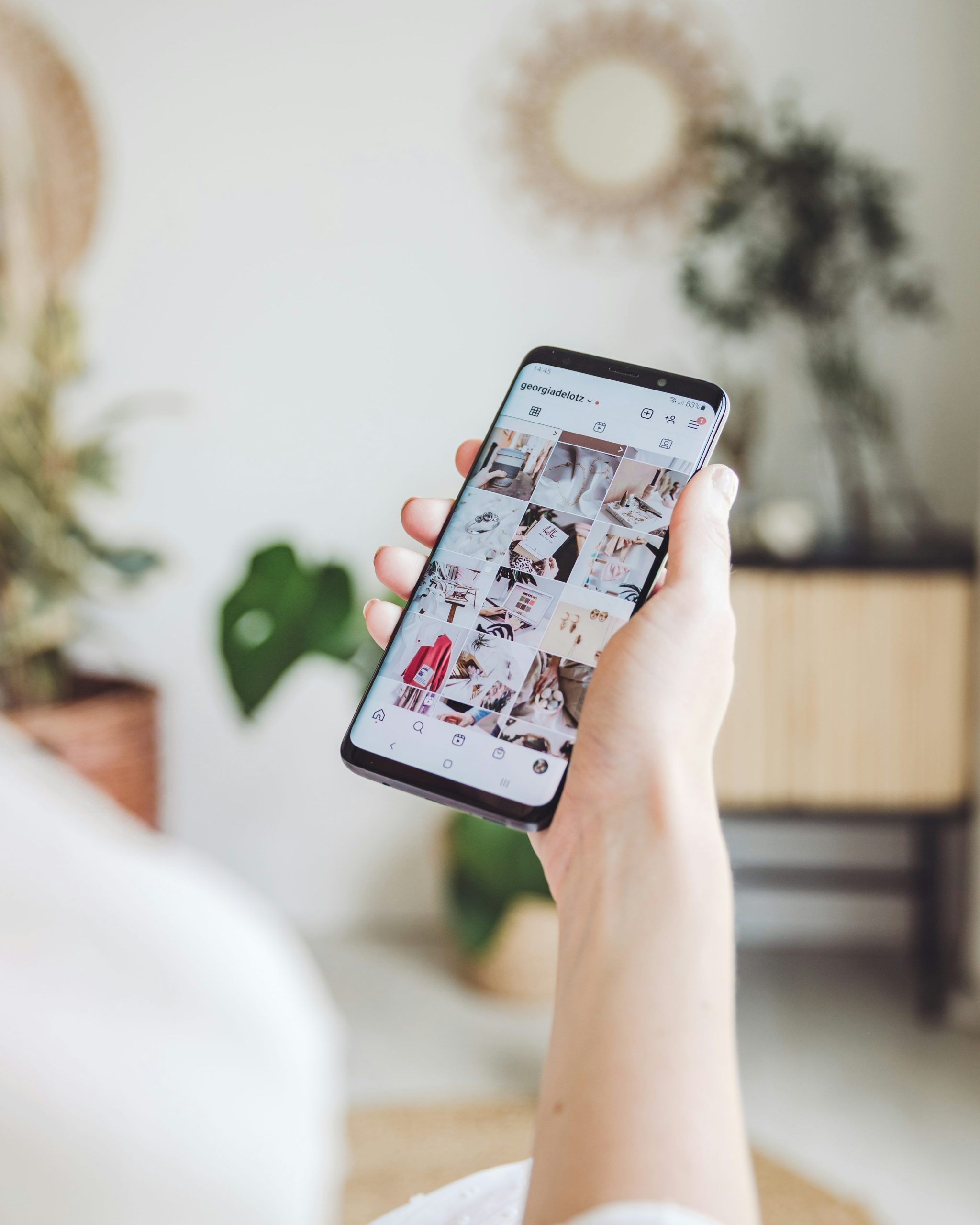 Cầm điện thoại đang mở giao diện Instagram