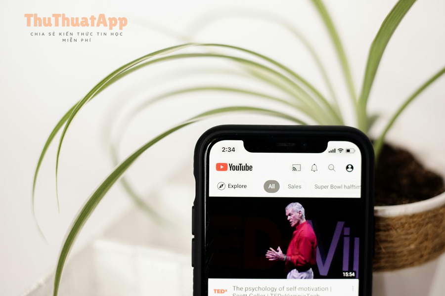 Người dùng xem video trên điện thoại