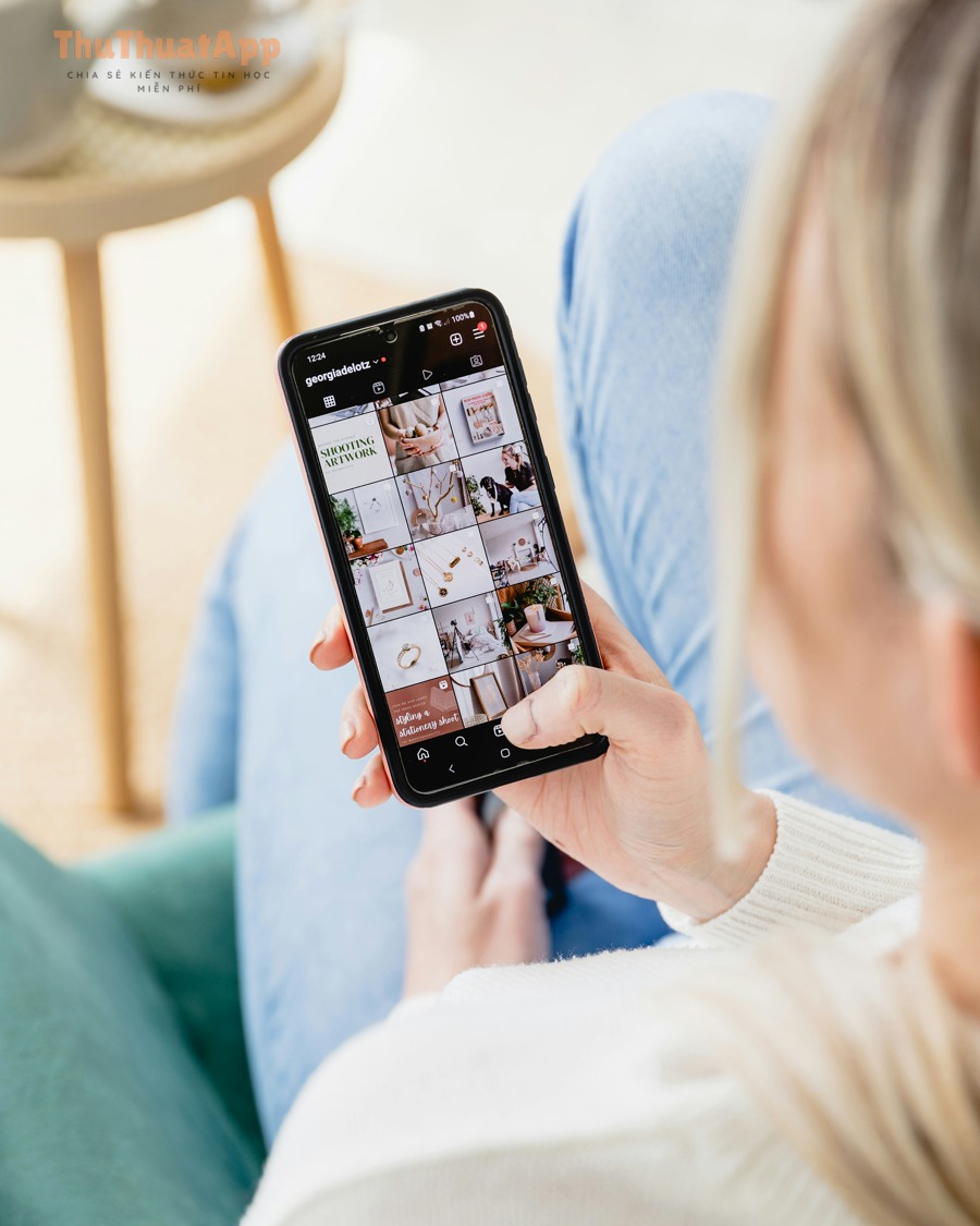 Màn hình Instagram dạng lưới trên điện thoại