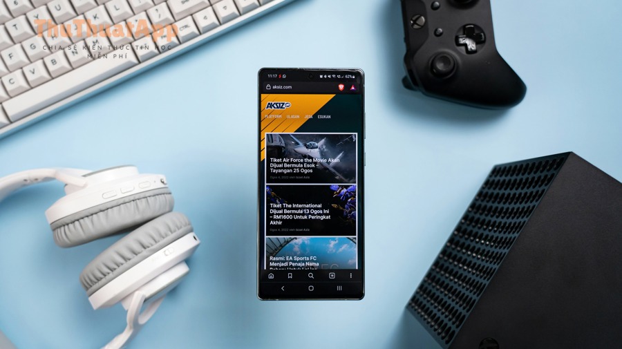 Cách bật chế độ hiệu năng cao (Performance mode) Android (nếu có): Tăng tốc máy, chơi game mượt hơn và dùng pin hợp lý 3 Bàn làm việc với điện thoại và phụ kiện - minh họa tối ưu hiệu năng Android