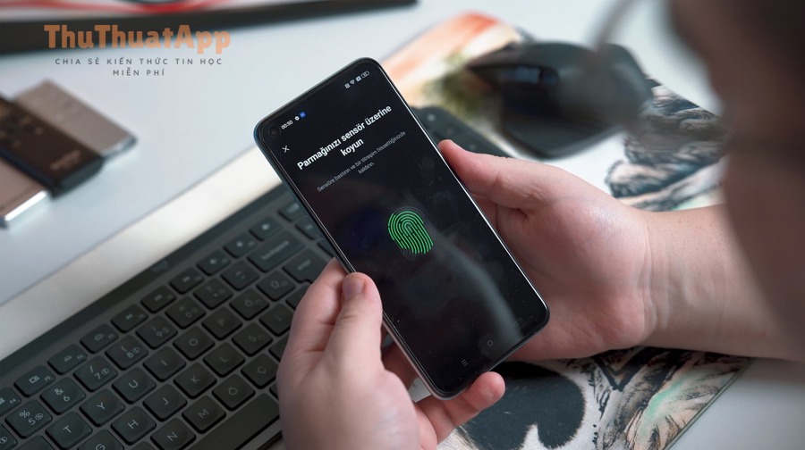 Cách lọc từ khóa bình luận TikTok để chống spam: hướng dẫn chi tiết từ A–Z 4 Cầm điện thoại - theo dõi bình luận đã lọc và tối ưu danh sách từ khóa
