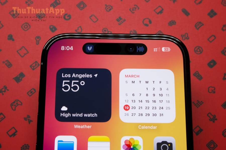 iPhone và lịch trên màn hình