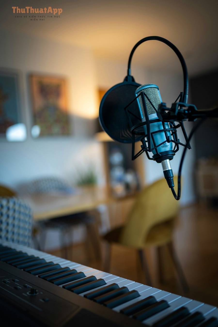 Micro phòng thu minh họa giải pháp dùng voiceover để giảm rủi ro bản quyền nhạc
