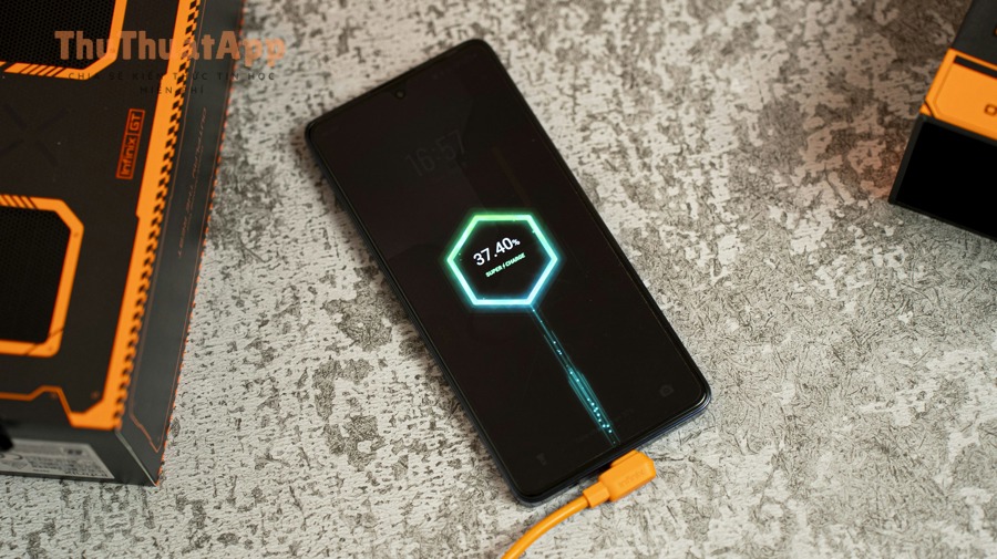 Cách bật chế độ hiệu năng cao (Performance mode) Android (nếu có): Tăng tốc máy, chơi game mượt hơn và dùng pin hợp lý 4 Điện thoại và ánh sáng neon - minh họa tăng hiệu năng khi chơi game trên Android