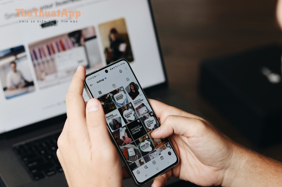 Dùng điện thoại cạnh laptop để quản trị Instagram