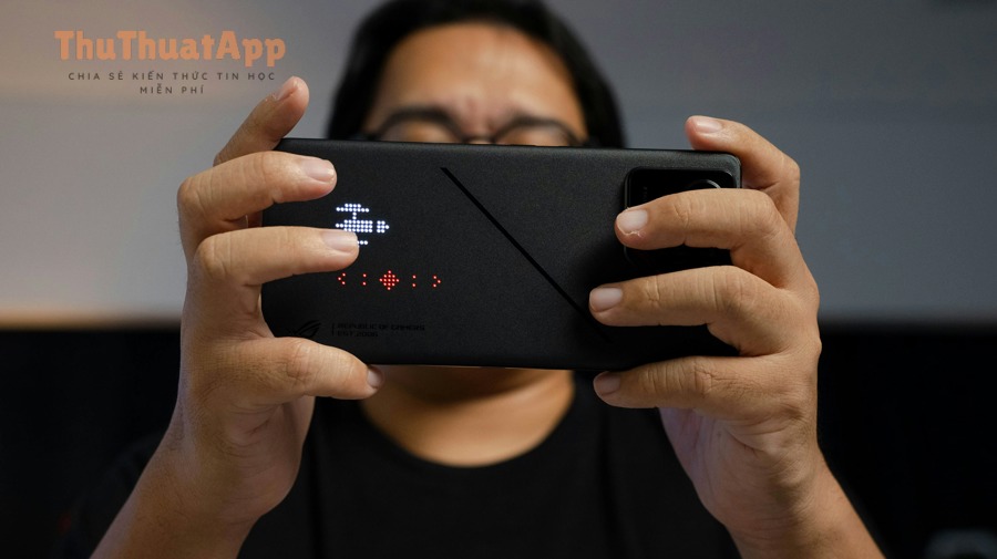 Cách bật chế độ hiệu năng cao (Performance mode) Android (nếu có): Tăng tốc máy, chơi game mượt hơn và dùng pin hợp lý 2 Người đang cầm điện thoại chơi game - minh họa cho Performance mode trên Android