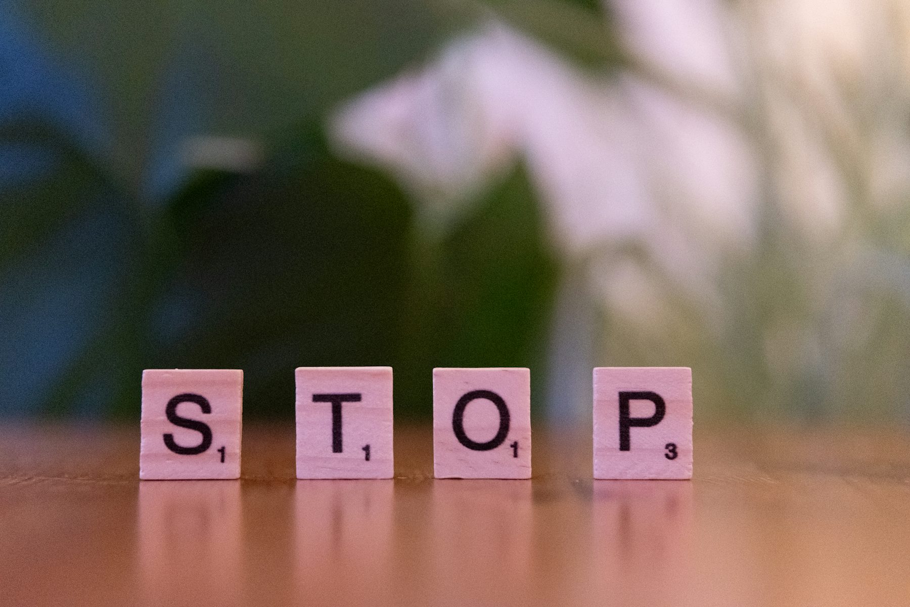 Khối chữ STOP minh họa hành động chặn