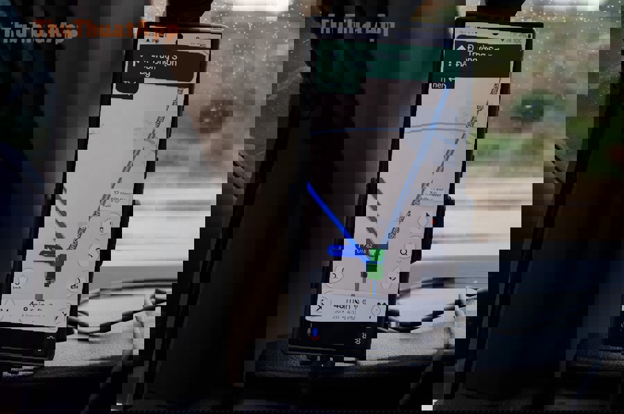 Điện thoại gắn trên xe hiển thị điều hướng